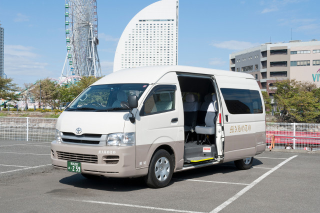 Real MAKOTO 12-seat mini bus