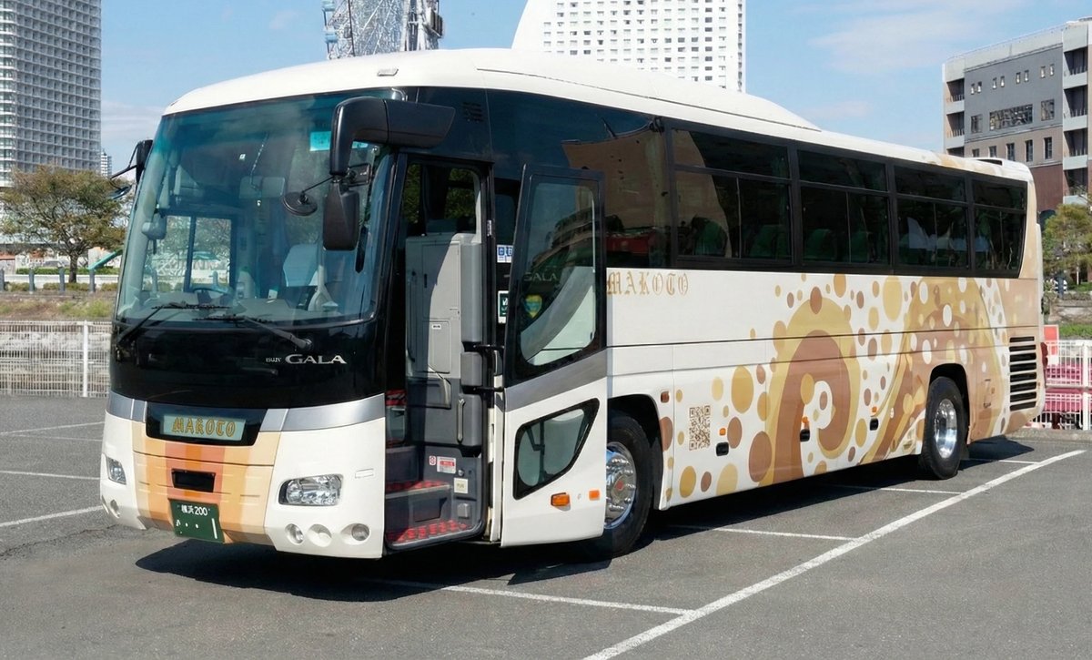 横浜みなとみらいに停車する株式会社マコトの大型観光バス